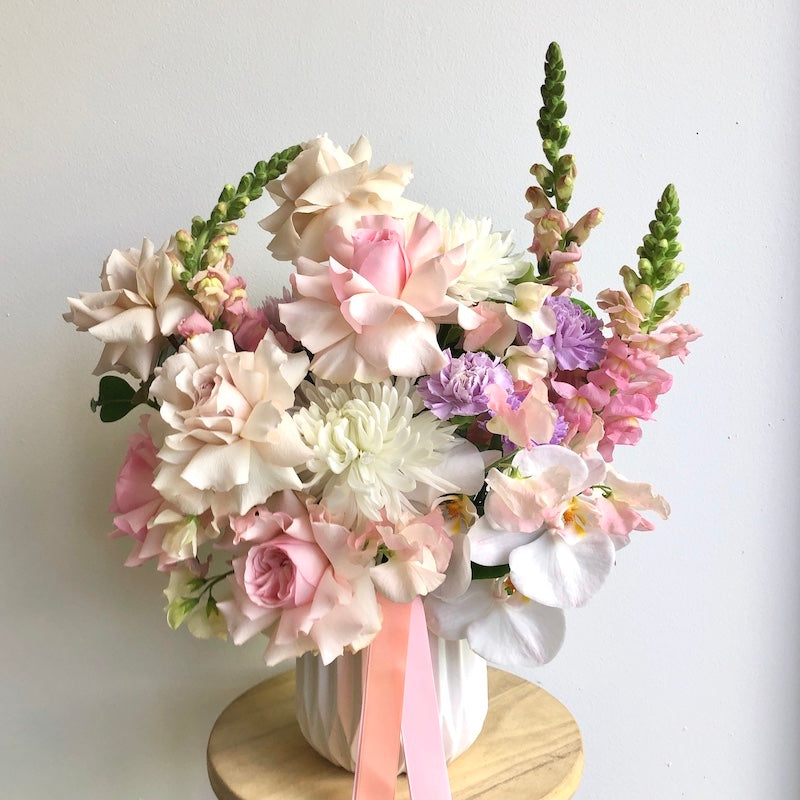 luxurious style flowers arrangement in a vase with mixed pastel colour