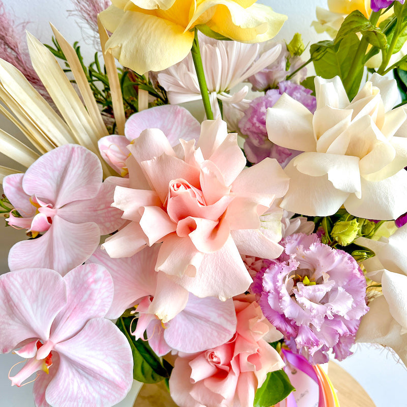 mix pastel flowers in a vase delivery in Melbourne